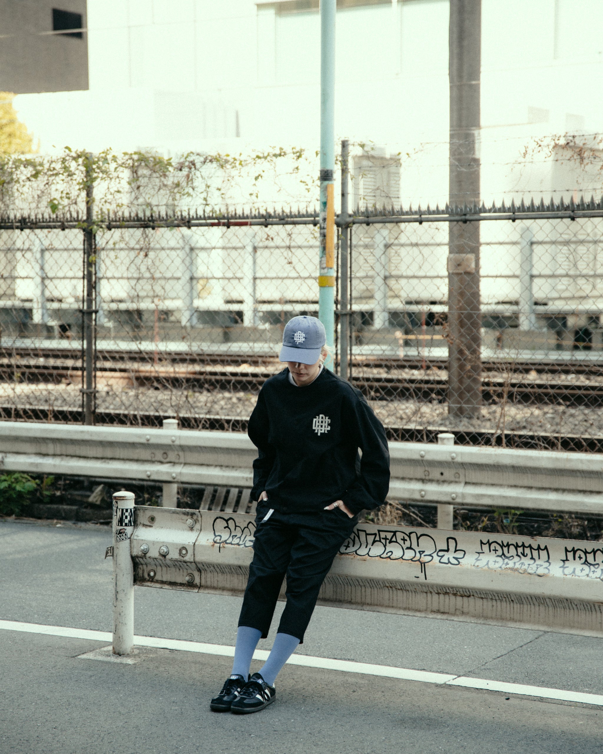 パンツ ADJUSTABLE CROPPED CHINO PANTS - BLACK ADJUSTABLE CROPPED CHINO PANTS - BLACK – Mid 90s Club