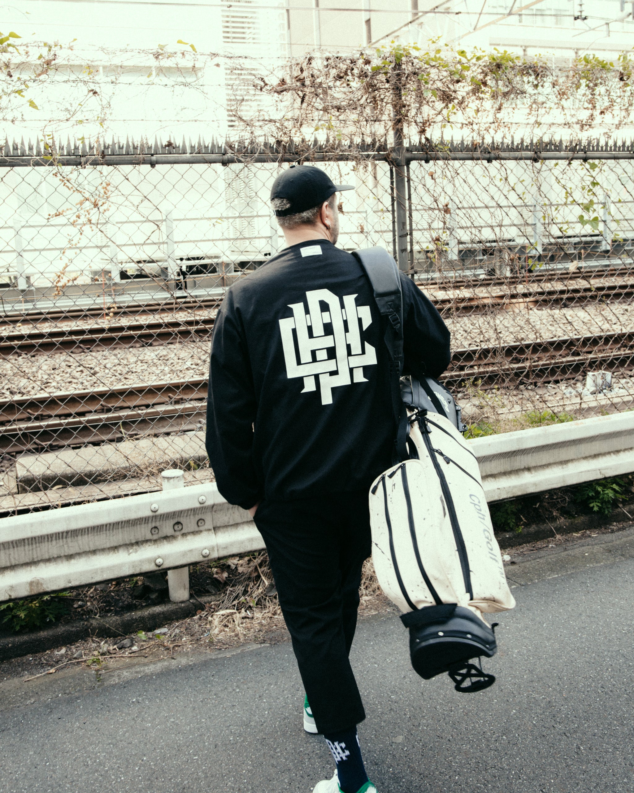 パンツ ADJUSTABLE CROPPED CHINO PANTS - BLACK ADJUSTABLE CROPPED CHINO PANTS - BLACK – Mid 90s Club